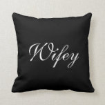 Pillow Wifey夫人 クッション<br><div class="desc">この黒いクッションは前部の"Wifey"を言う、および背部の"夫人"飾られファンシーで白い原稿と、それ恋人のテーブルのために完全に、ソファーまたはベッドを新婚者のさせます。 調整の夫/氏クッションに会うためにスクロールして下さい。</div>