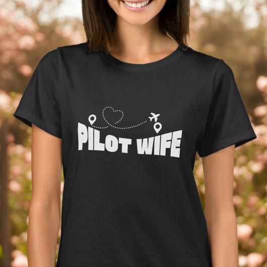 Pilot Wife typography airplane flying and heart Tシャツ