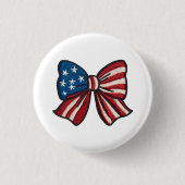 🎀 Pin on the Patriotism – USA Flag Bow Button 🇺 缶バッジ (正面)