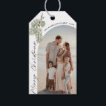 Pine Merry Christmas Minimalist Family 2024写真 ギフトタグ<br><div class="desc">パイン祝モダンメリークリスマスのミニマリスト家族2024写真のホリデーカードを使用してシンプルでシーズン。このカーエレガントドはミニマルな松の木のデザインを家族の写真と一緒に備え、暖かい休暇の願いを送信するお気に入りのクリーンで洗練された方法を提供する。このカードは伝統と魅力コンテンポラリーを融合し、控えめな美意識を愛する家族にスタイリッシュ最適である。家族の名前とメッセージでパーソナライズして本当に作ユニークる</div>