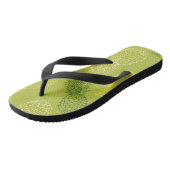 Pineappleの輪郭パターン(緑) ビーチサンダル (アングル)