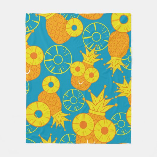 Pineapple and pineapple rings. Seamless doodle pat フリースブランケット (正面)