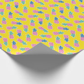 Pineapple Frenzy:明るい漫画ヴィンテージ。 ラッピングペーパー (角)