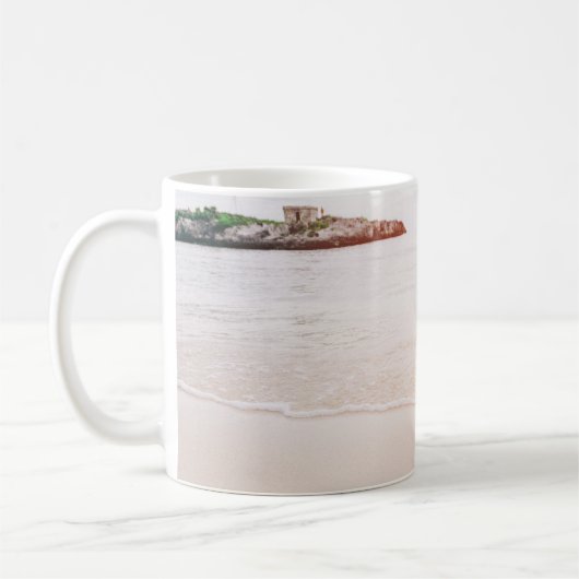 Pineapple on sand near beach コーヒーマグカップ (左)