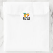 Pineapple Pizza Better Together Modern Graphic Des ラウンドシール (バッグ)