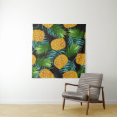 Pineapple seamless pattern with palm leaves on bla タペストリー (インサイチュ(横))