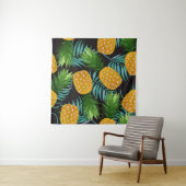 Pineapple seamless pattern with palm leaves on bla タペストリー (インサイチュ)