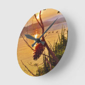 Pinecone湖の日没 ラウンド壁時計 (傾斜)