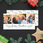 Pineneedle Merry Christmas モダン 3 Photo Collage シーズンカード<br><div class="desc">このクリスマスフォトカードでトレンドにスタイリッシュ休日の挨拶を送りなさい。オリジナル絵を描の針状葉のとお洒落ブラシのスクリプトと3枚のコラージュを搭載。追加の来特別なtouchのための一致パターンを持つ背面。</div>