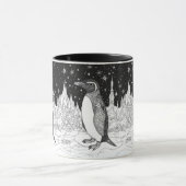 Pinguin im Eis unter nächtlichem Sternenhimmel マグカップ (中央)