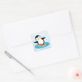 Pingüino patinando en la nieve スクエアシール (封筒)