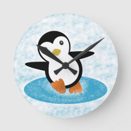Pingüino patinando en la nieve ラウンド壁時計