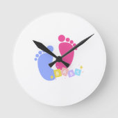 Pink and Blue Baby Footprints and Blocks ラウンド壁時計 (正面)