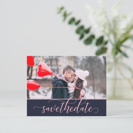 Pink and Navyスクリプ華美ト2-Photo Save The Date ポストカード (スタンド正面)