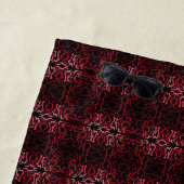 Pink And Red Dots And Squiggles Pattern On Black ビーチタオル (インサイチュ)