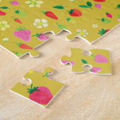 Pink and Red Strawberry Fields on Chartreuse ジグソーパズル (側面)