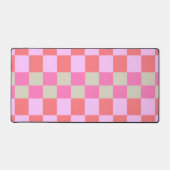 Pink and Sand Beige Retro Checkerboard Pattern デスクマット (正面)