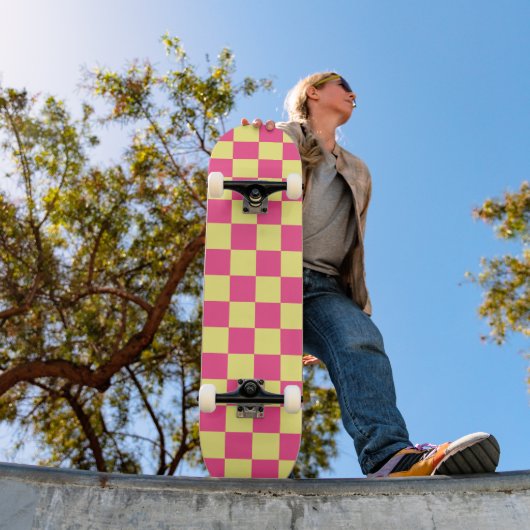Pink and Yellow Checkered Print スケートボード (室外1)