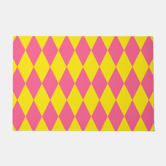 Pink and Yellow Harlequin Checkered Design ドアマット (正面)