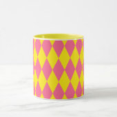 Pink and Yellow Harlequin Checkered Design  マグカップ (中央)