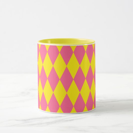 Pink and Yellow Harlequin Checkered Design  マグカップ (中央)