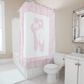 Pink Ballet Pointe Shoe Typography シャワーカーテン (インサイチュ)
