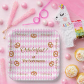 Pink Bavarian Octoberfest Pretzels Personalize ペーパープレート (パーティー)