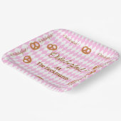 Pink Bavarian Octoberfest Pretzels Personalize ペーパープレート (傾斜あり)