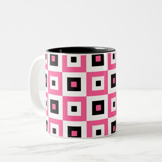 Pink Black and White Checkered Squares Pattern ツートーンマグカップ (正面左)