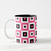 Pink Black and White Checkered Squares Pattern ツートーンマグカップ (左)