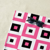 Pink Black and White Checkered Squares Pattern ビーチタオル (インサイチュ)