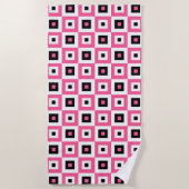 Pink Black and White Checkered Squares Pattern ビーチタオル (正面)