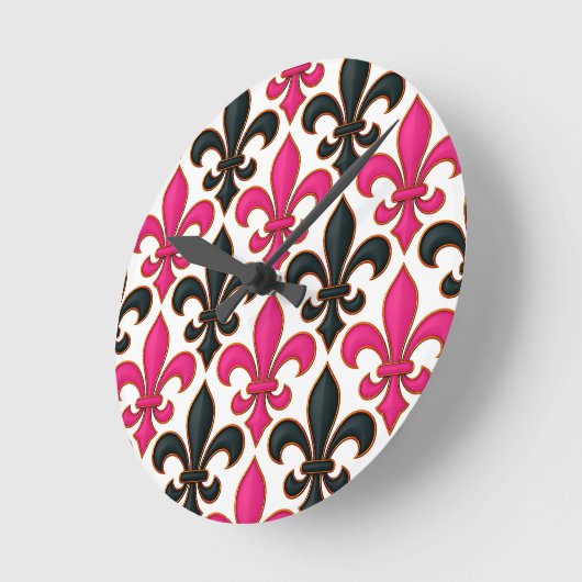 Pink Black Baroque Fleur-de-lis Pattern Design  ラウンド壁時計 (傾斜)