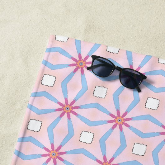 Pink, blue and white geometric patterned  ビーチタオル (インサイチュ)