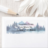 Pink & Blue Watercolor Mountains & Dark Pine Trees ラベル (インサイチュ)