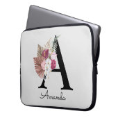 Pink Boho モダン ガーリーフローライニシャルAラップトップSLE ラップトップスリーブ (正面左)