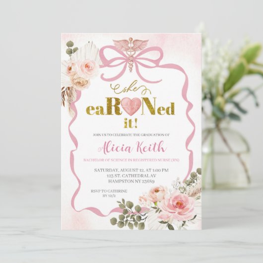 Pink Boho Coquette Pampas Grass She eaRNed it grad 招待状 (スタンド正面)