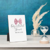 Pink bow bridal shower name date pastel stylish te フォトプラーク (側面)
