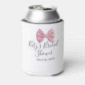 Pink bow bridal shower name date pastel stylish te 缶クーラー (缶裏面)