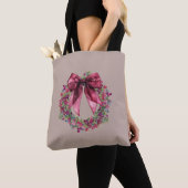 Pink Bow Christmas Wreath Tote Bag in Soft Taupe トートバッグ (クローズアップ)