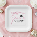 Pink Bow Class Of 2026 Graduation Party ペーパープレート<br><div class="desc">Looking for a fun way to honor your graduating senior? Our Pink Bow Class Of 2026 Graduation Party Paper Plates are just what you need! These festive plates are customized with the graduate's name and year,  adding a personal touch to your party decorations.</div>