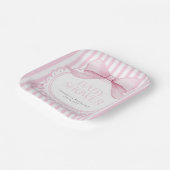 Pink Bow Girl Coquette Striped Baby Shower  ペーパープレート (傾斜あり)