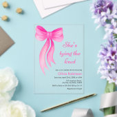 Pink Bow She's Tying the Knot Bridal Shower  アクリル招待状 (インサイチュ (ウェディング))