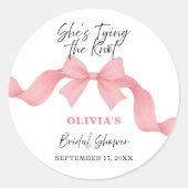 Pink Bow She's Tying the Knot Cute Bridal Shower ラウンドシール (正面)