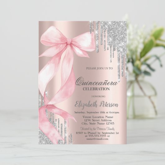 Pink Bow Silver Glitter Drips Rose GoldQuinceañera 招待状 (スタンド正面)