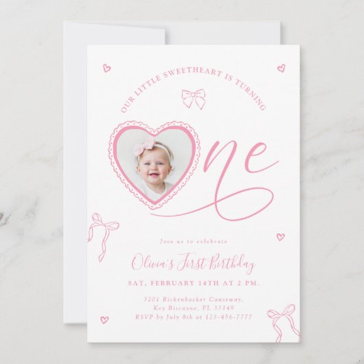 Pink Bow Sweetheart First Birthday Invitation 招待状 (正面)