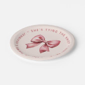 Pink Bridal Shower Red Bow She's Tying the Knot ペーパープレート (アングル)