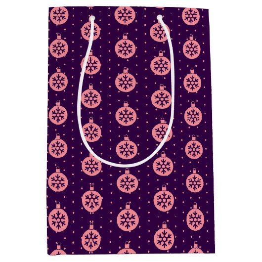 Pink Christmas Ornaments on Purple Modern Holiday ミディアムペーパーバッグ (正面)