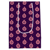 Pink Christmas Ornaments on Purple Modern Holiday ミディアムペーパーバッグ (裏面)