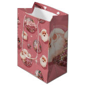 Pink Christmas Retro Santa Gift Bag ミディアムペーパーバッグ (正面アングル)